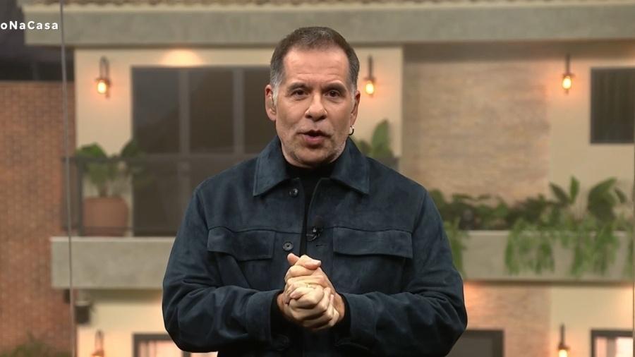 Boninho adverte Hassum no programa ao vivo.