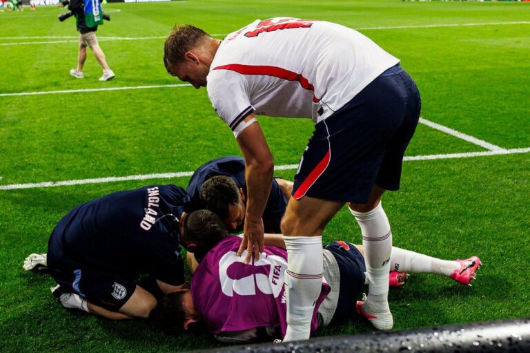 Jordan Henderson sofre lesão e é levado ao hospital após partida da Inglaterra na Copa do Mundo