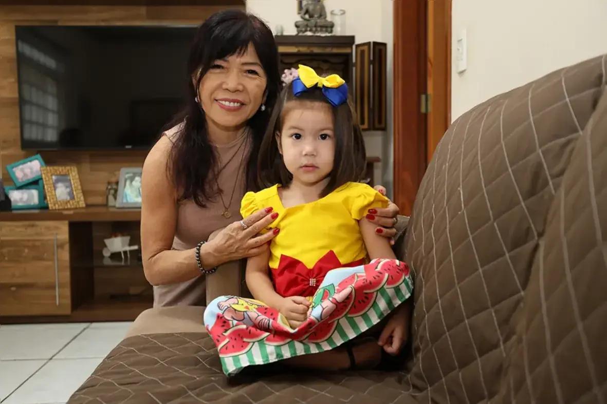 Isaura Hiroko Endo e sua neta Mayumi se divertindo em atividades lúdicas