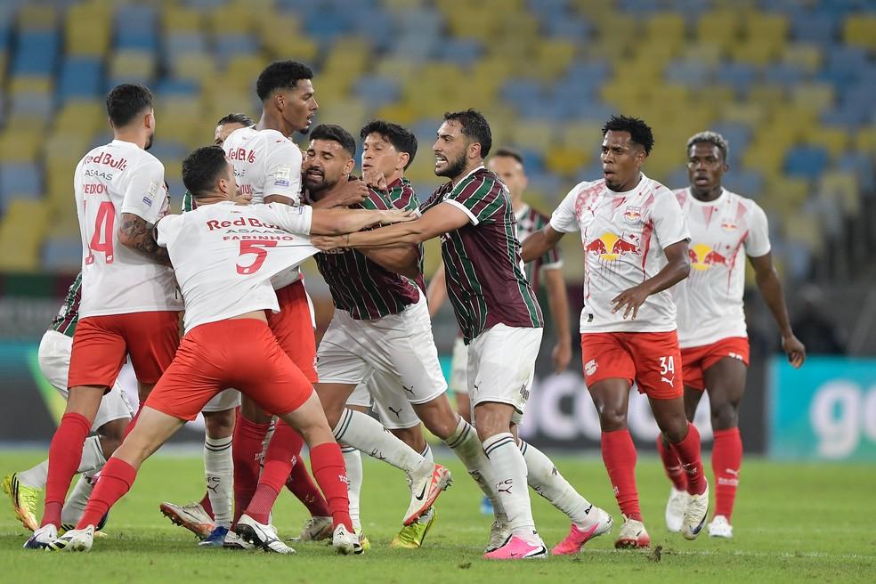 Jogadores de Fluminense e Bragantino trocam empurrões no Maracanã