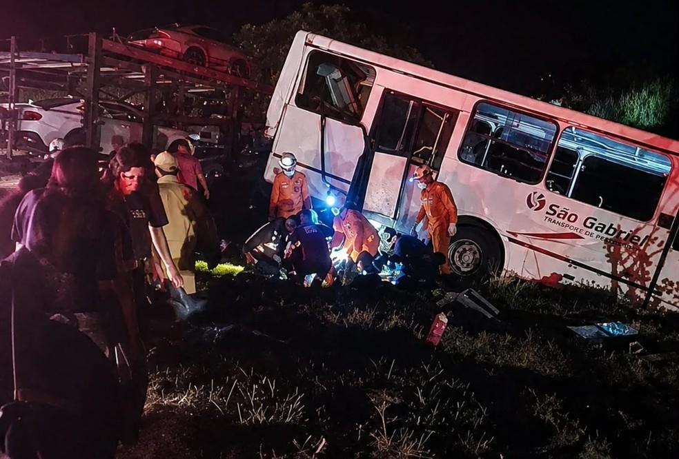 Ônibus e carreta se envolvem em acidente na BR-163