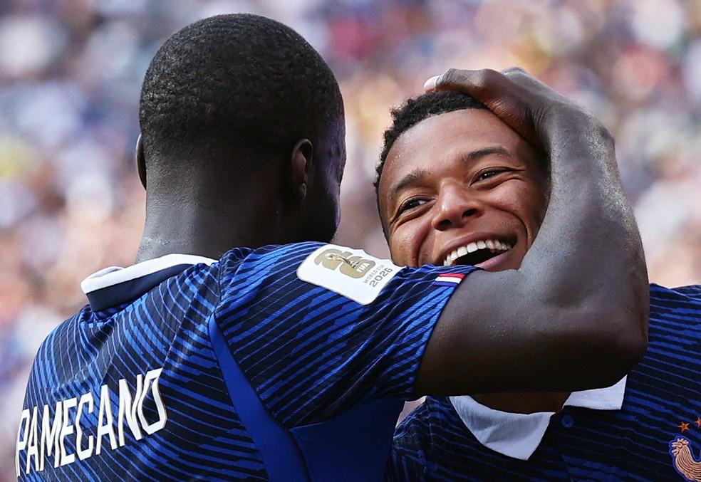 Kylian Mbappe comemora o gol em França x Suécia