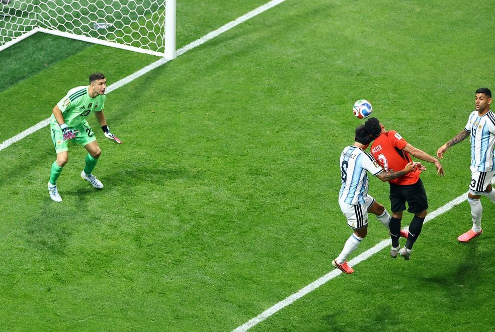 Yasser Ibrahim faz o gol em Argentina x Egito