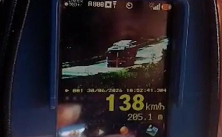 Carreta-cegonha é Flagada a 138 km/h na BR-116 em Campina Grande do Sul