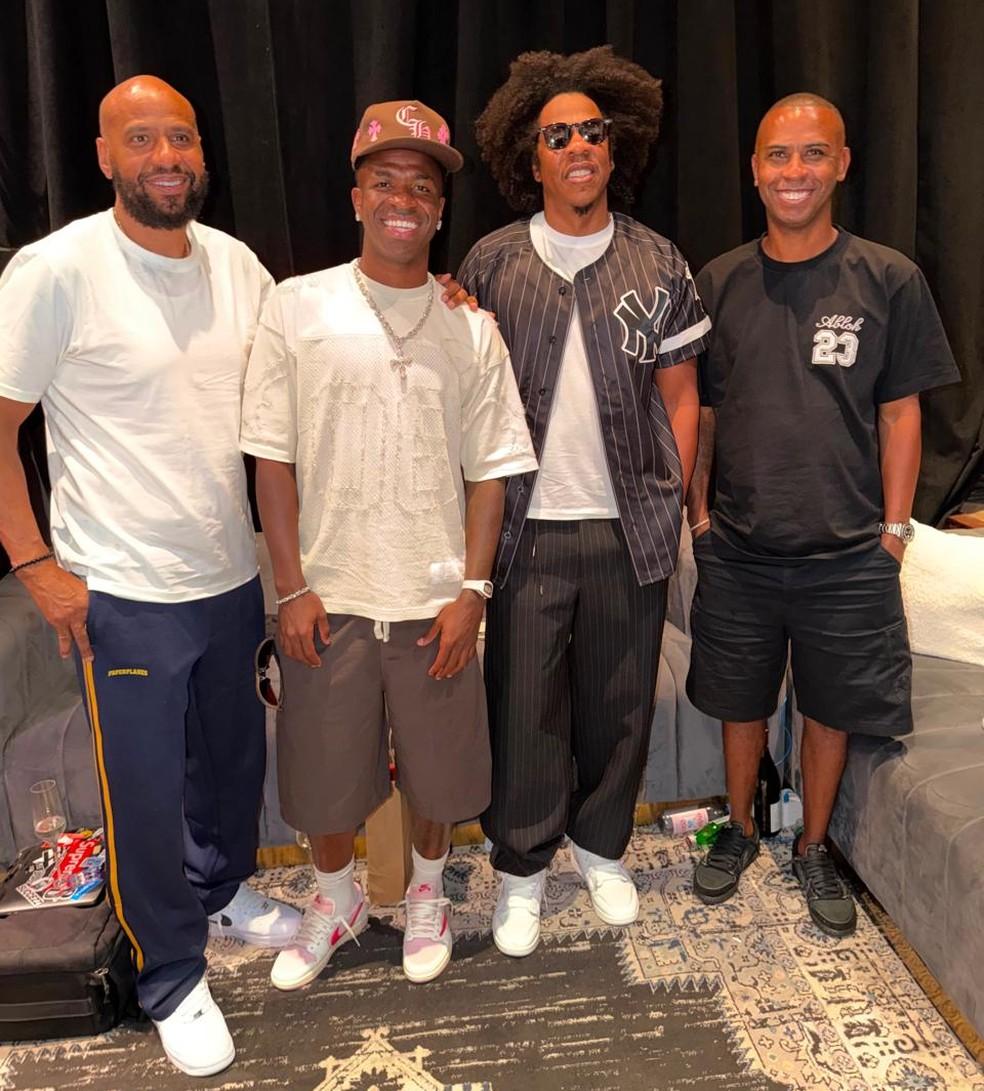 Vini Jr. posa ao lado do rapper e empresário Jay-Z