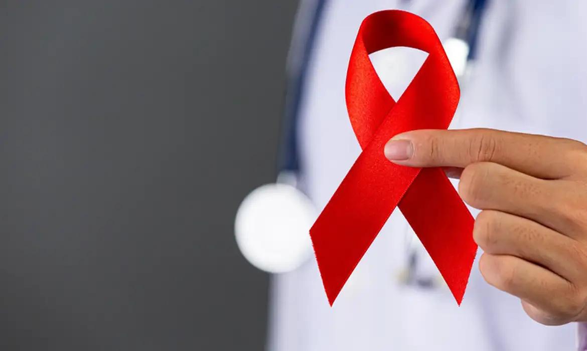 A fita vermelha é o símbolo da conscientização sobre HIV/AIDS.