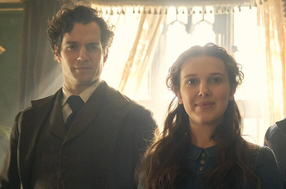 Henry Cavill e Millie Bobby Brown em 'Enola Holmes'.