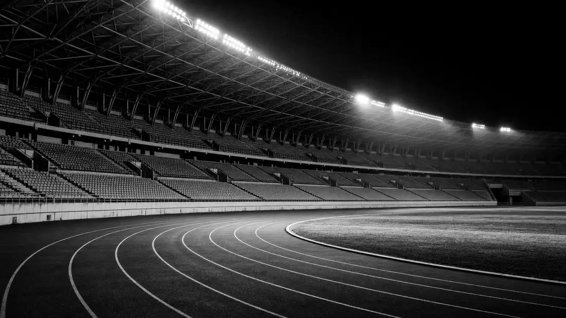 Estádio em preto e branco com pista de corrida