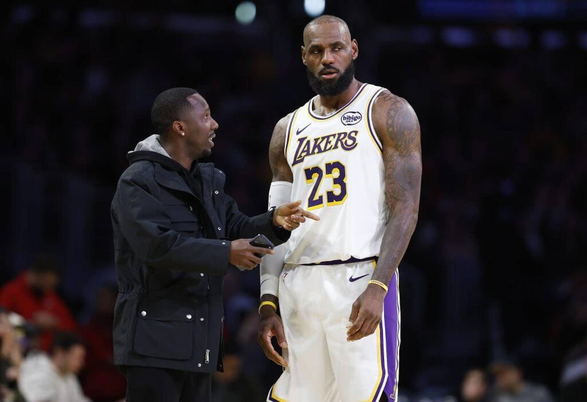 Rich Paul conversa com LeBron James.