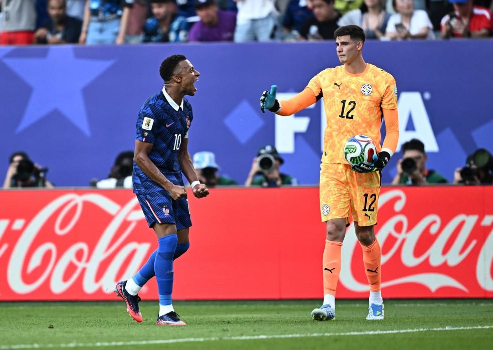 Mbappé comemora vitória da França e ignora Orlando Gill, goleiro do Paraguai