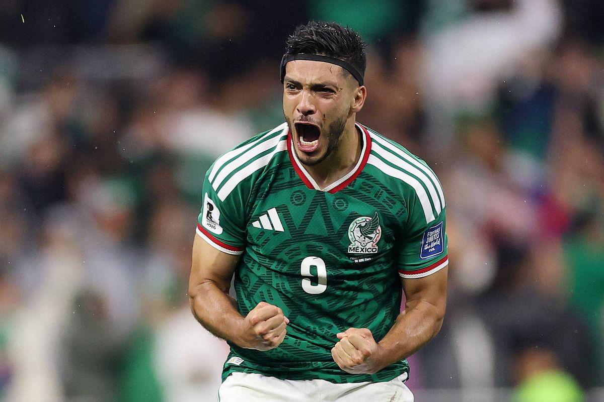 Raúl Jiménez celebra após marcar um gol pelo México.
