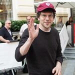 Jesse Eisenberg Recebe Cidadania Polonesa e Fala Sobre o Cinema Europeu