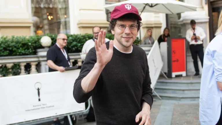 Jesse Eisenberg Recebe Cidadania Polonesa e Fala Sobre o Cinema Europeu