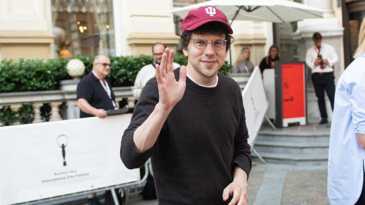Jesse Eisenberg chega ao Festival Internacional de Cinema de Karlovy Vary 2026