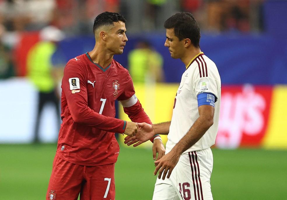 Rodri cumprimenta Cristiano Ronaldo após a partida