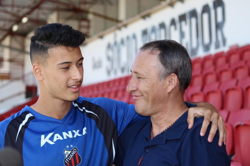 Gabriel Martinelli ao lado do pai, João Martnelli, na época em que defendia o Ituano