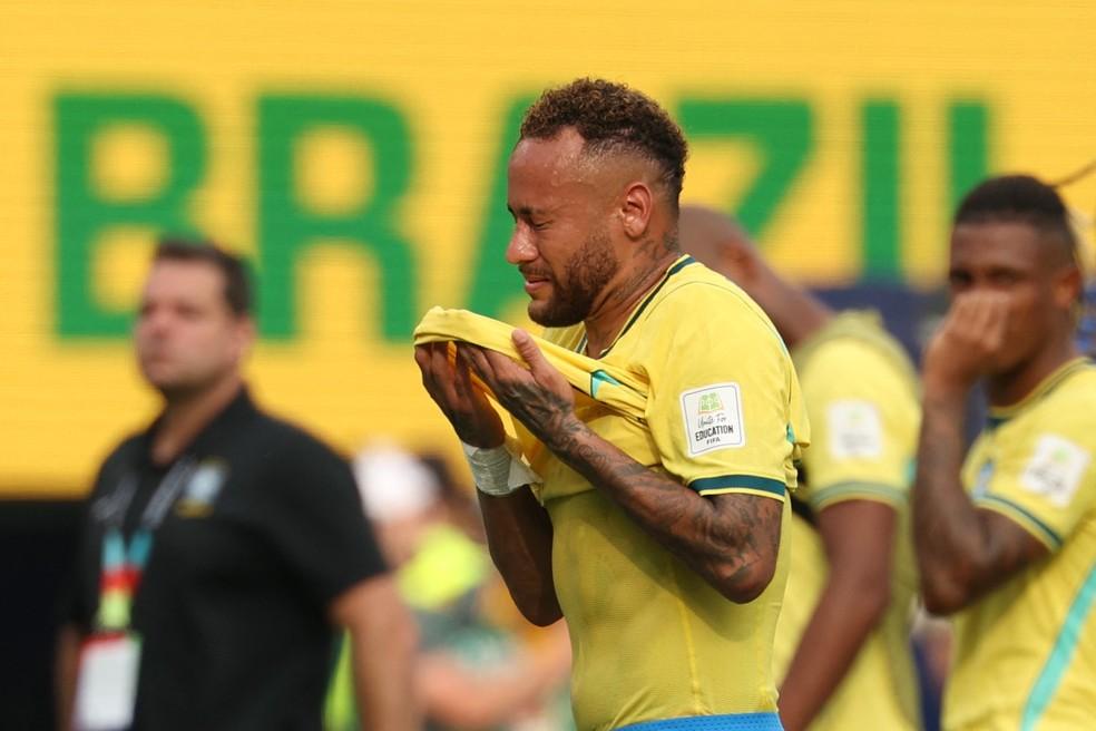 Neymar chora após eliminação do Brasil e despedida da Seleção Brasileira