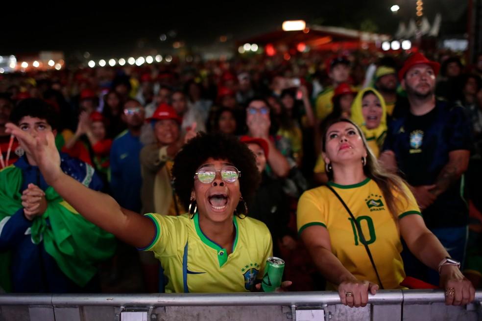 Torcedores brasileiros assistem à partida da Copa do Mundo entre Brasil e Noruega em um telão na praia de Copacabana, no Rio de Janeiro, Brasil, domingo, 5 de julho de 2026.