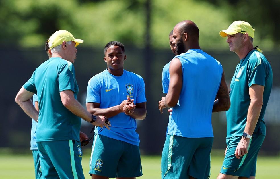 Carlo Ancelotti conversa com Igor Thiago, Endrick e Rayan em treino da Seleção