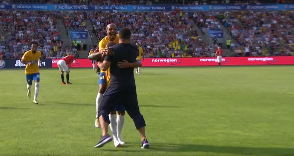Ronaldo comemora com Gabriel e João Antonio na vitória por 3 a 0 do Brasil contra a Noruega