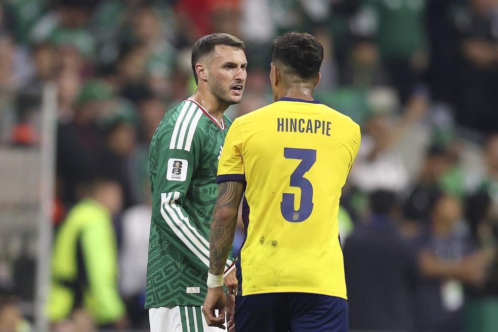 Hincapié discute com Giménez durante México x Equador na Copa do Mundo