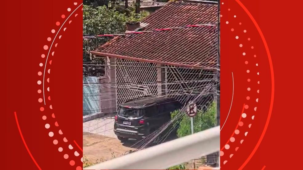 Registro do momento em que mulher avança de carro contra portão