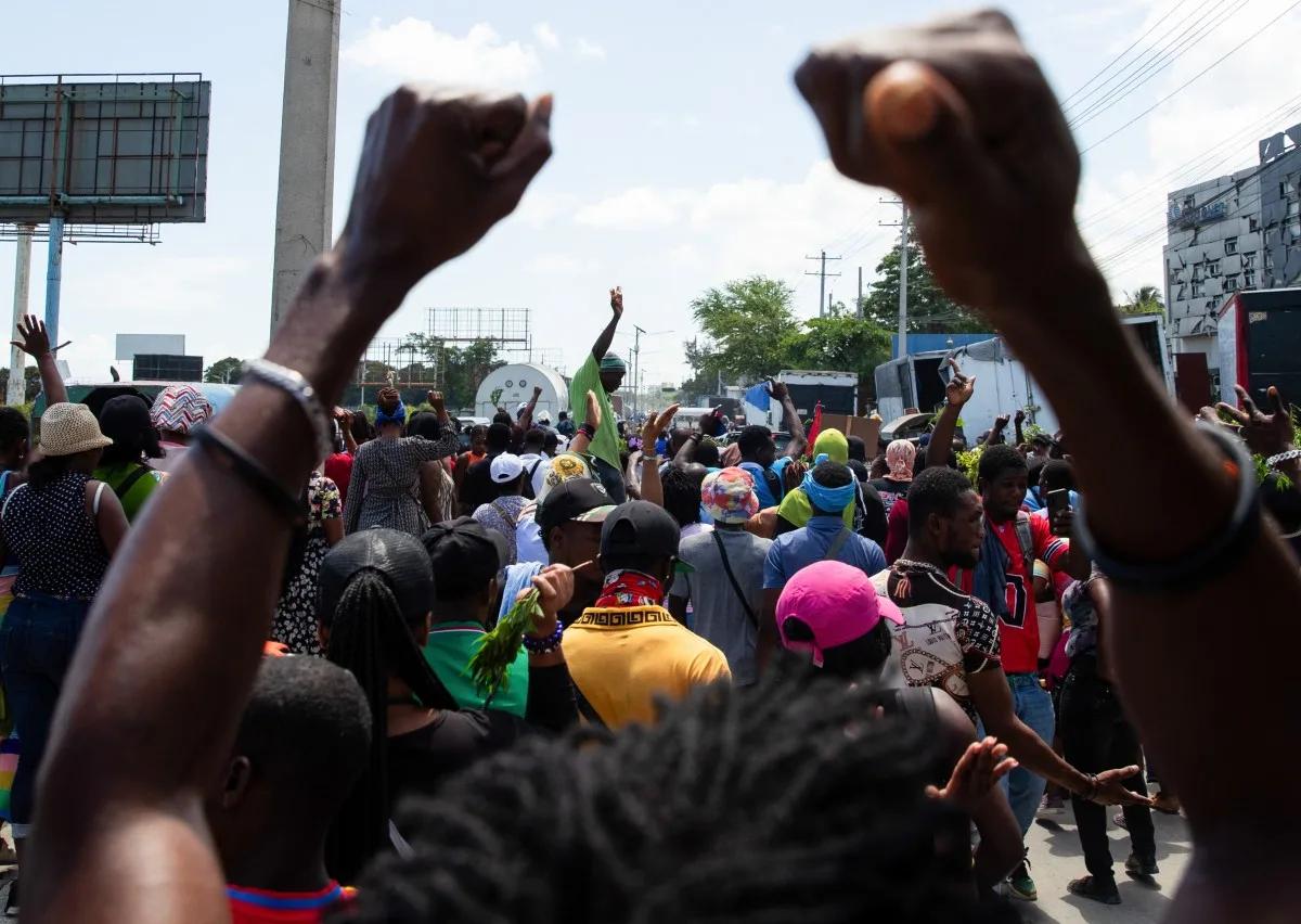 Manifestantes protestam contra o aumento dos preços dos combustíveis em Porto Príncipe, Haiti, em 20 de abril de 2026.