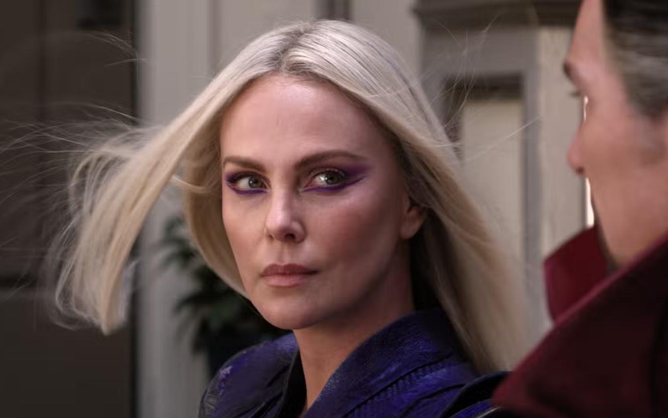 Charlize Theron em cena de Doutor Estranho 2