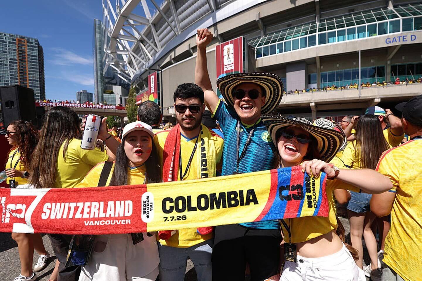 Fãs da Colômbia celebram antes da partida contra a Suíça na Copa do Mundo.
