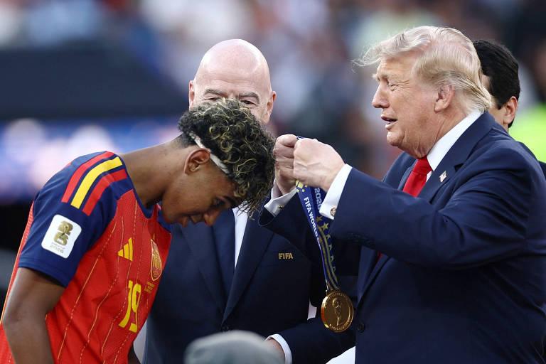 Donald Trump entrega a medalha a jogador espanhol