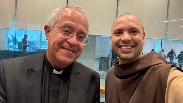 Atraso de Show do Frei Gilson em Navegantes Deixa Multidão na Expectativa