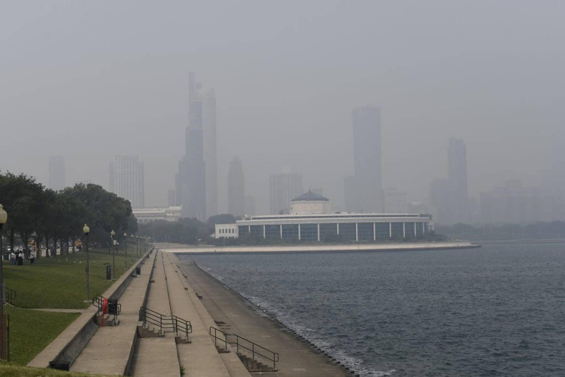 Fumaça cobre o centro de Chicago