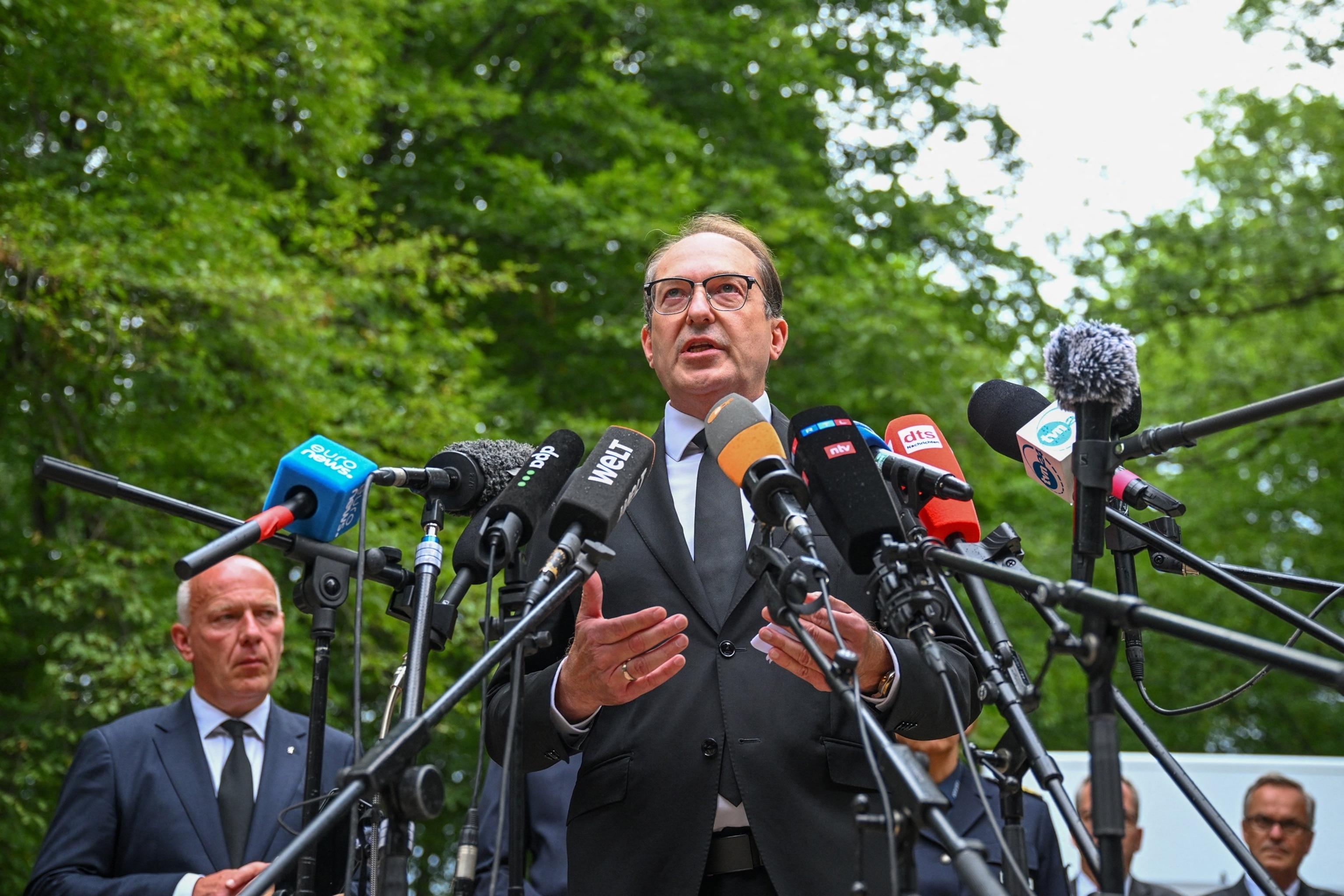 Ministro do Interior da Alemanha, Alexander Dobrindt, fala à mídia em Berlim.