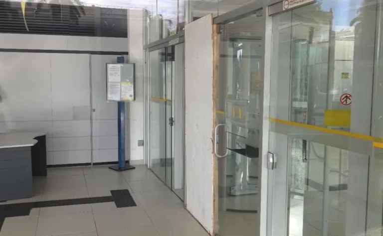 Mulher é presa após invadir agência bancária e causar destruição em Campos
