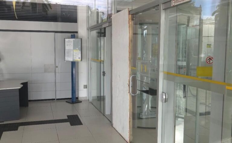 Mulher é presa após invadir agência bancária e causar destruição em Campos