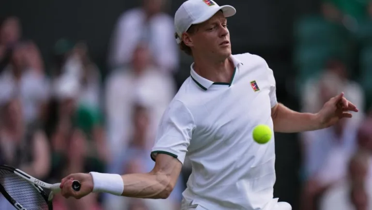 Jannik Sinner avança nos oitavos de Wimbledon após vitória significativa contra Mochizuki