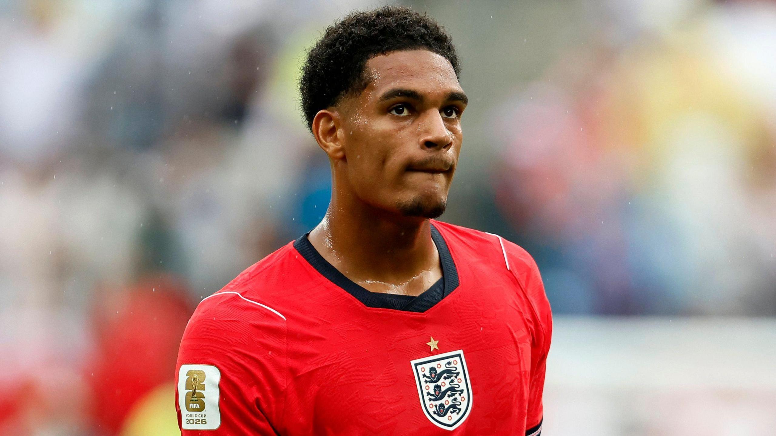 Jarell Quansah jogando contra o Panamá na Copa do Mundo de 2026.