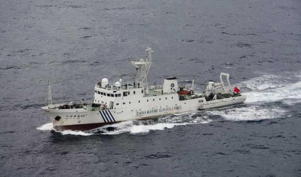 Navio da Guarda Costeira chinesa navega pelo arquipélago que o país disputa com o Japão