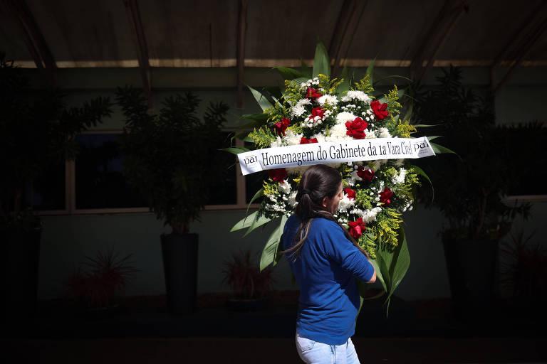 Flores chegam ao velório de Adriana Maria Dalfofovo Santos, uma das vítimas do acidente aéreo