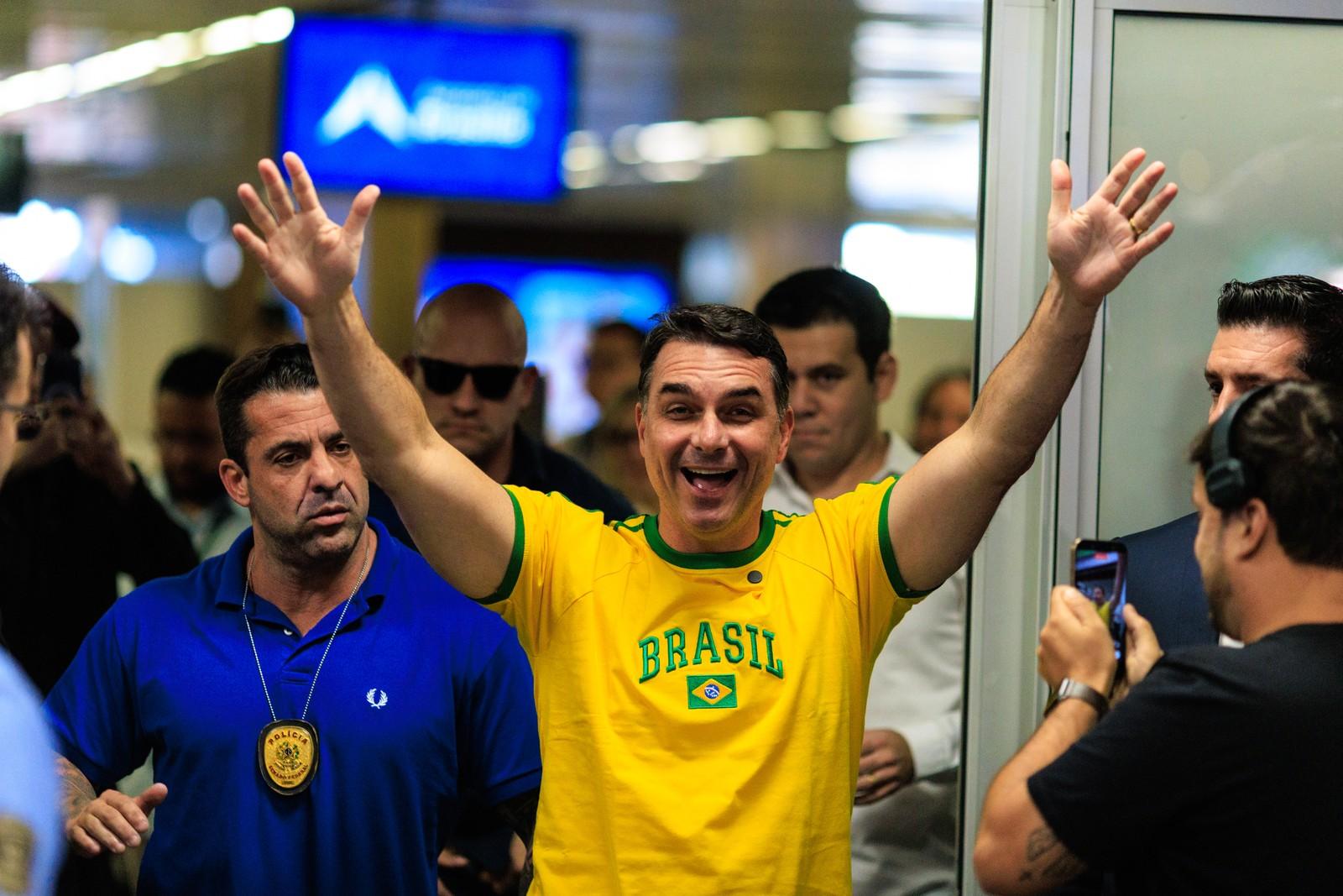 Flávio Bolsonaro chega no aeroporto de Brasília após tour nos Estados Unidos em busca de apoio político com Donald Trump