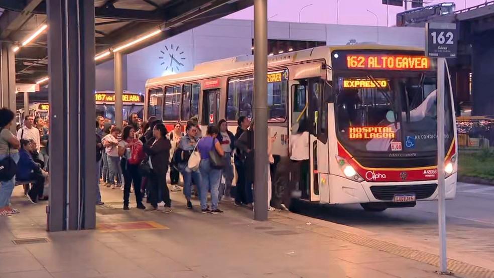 Ônibus no Terminal Gentileza nesta segunda-feira (6)