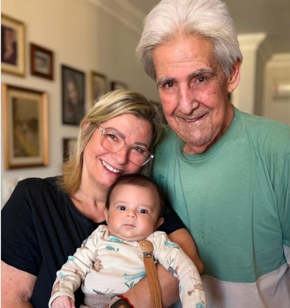 Ana Paula e Odelmo Leão com o neto Francisco