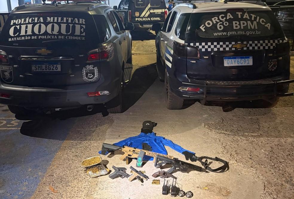 Polícia apreendeu armamentos de alto poder ofensivo, incluindo dois fuzis, após a morte do policial.
