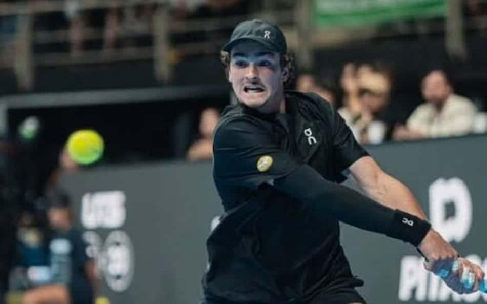 João Fonseca devolve a bola de backhand em partida pelo UTS Rio