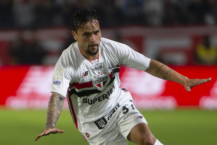 Artur celebra gol marcado sobre o Athletico-PR de falta, pelo Brasileirão.