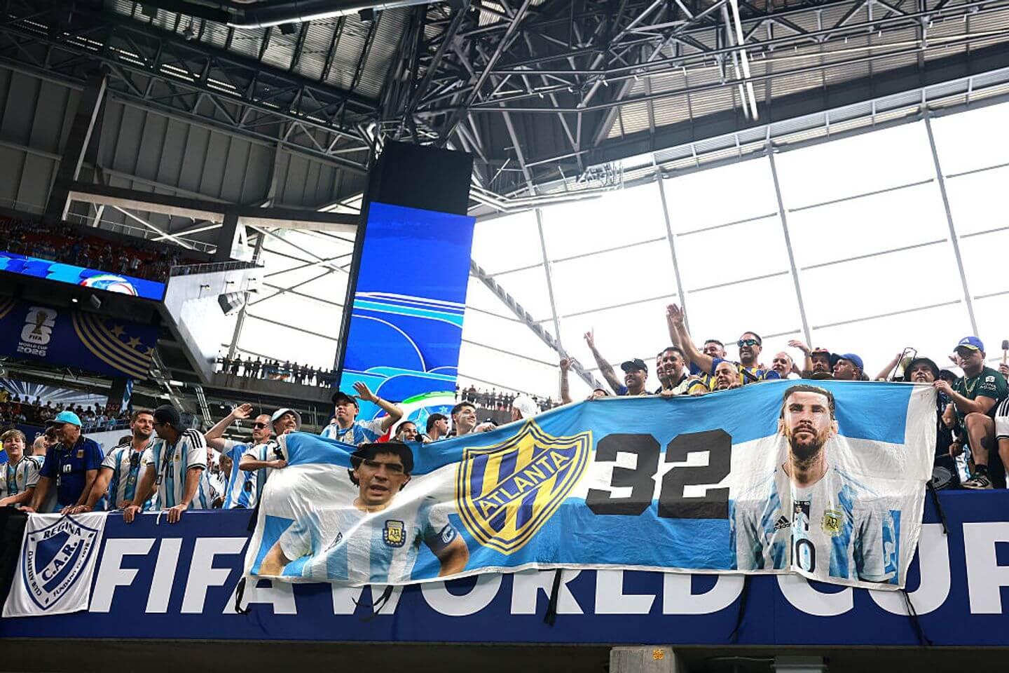 Dois ícones da Argentina, Messi e outro jogador, se preparando para o jogo