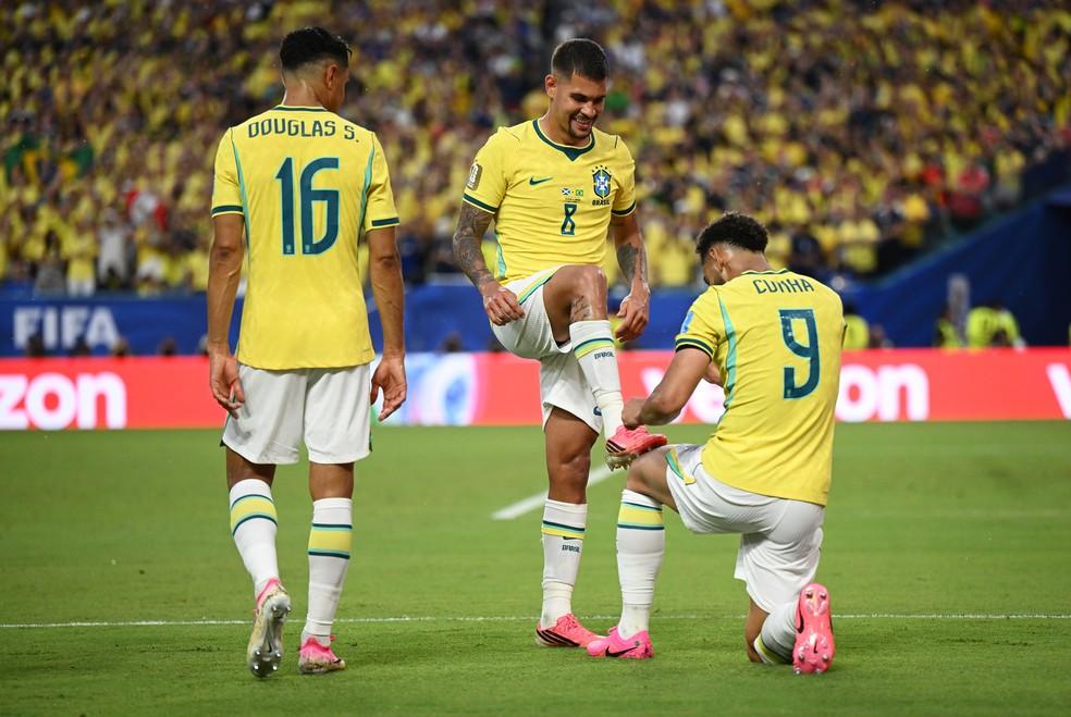 Matheus Cunha e Bruno Guimarães comemorando