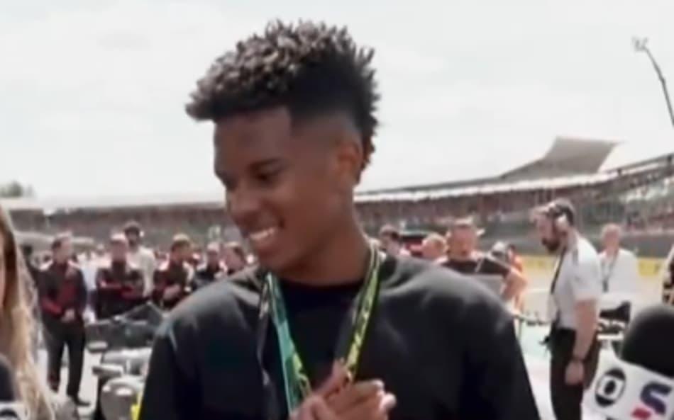 Estêvão ao lado das repórteres da TV Globo no GP da Inglaterra de Fórmula 1