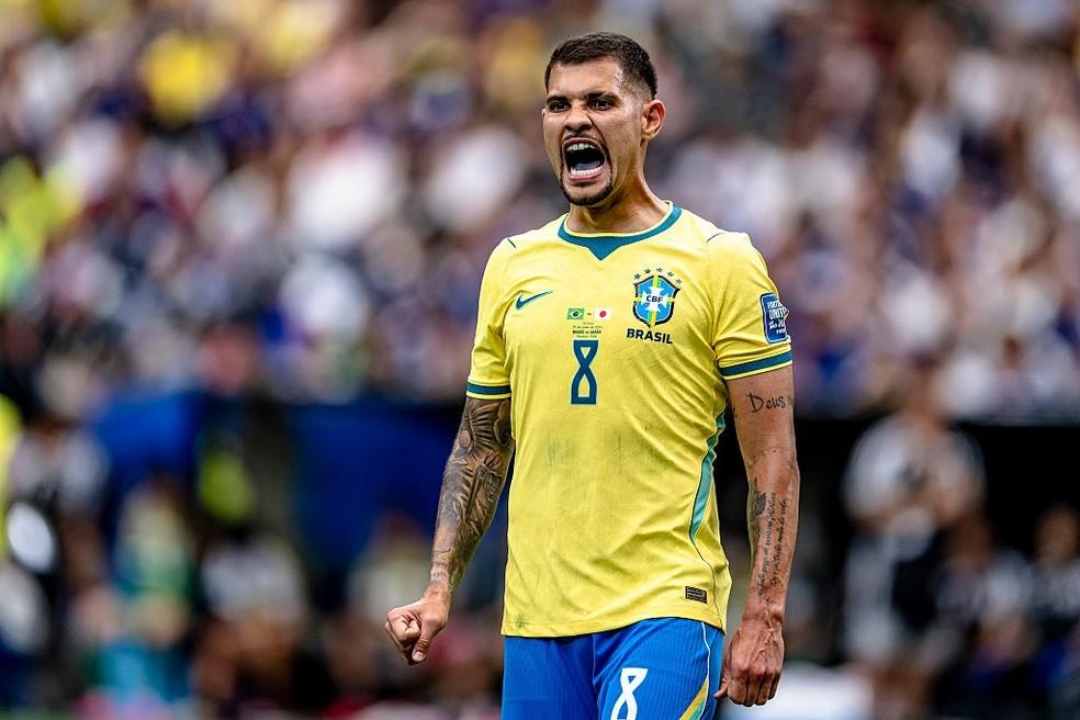 Bruno Guimarães vibra durante partida