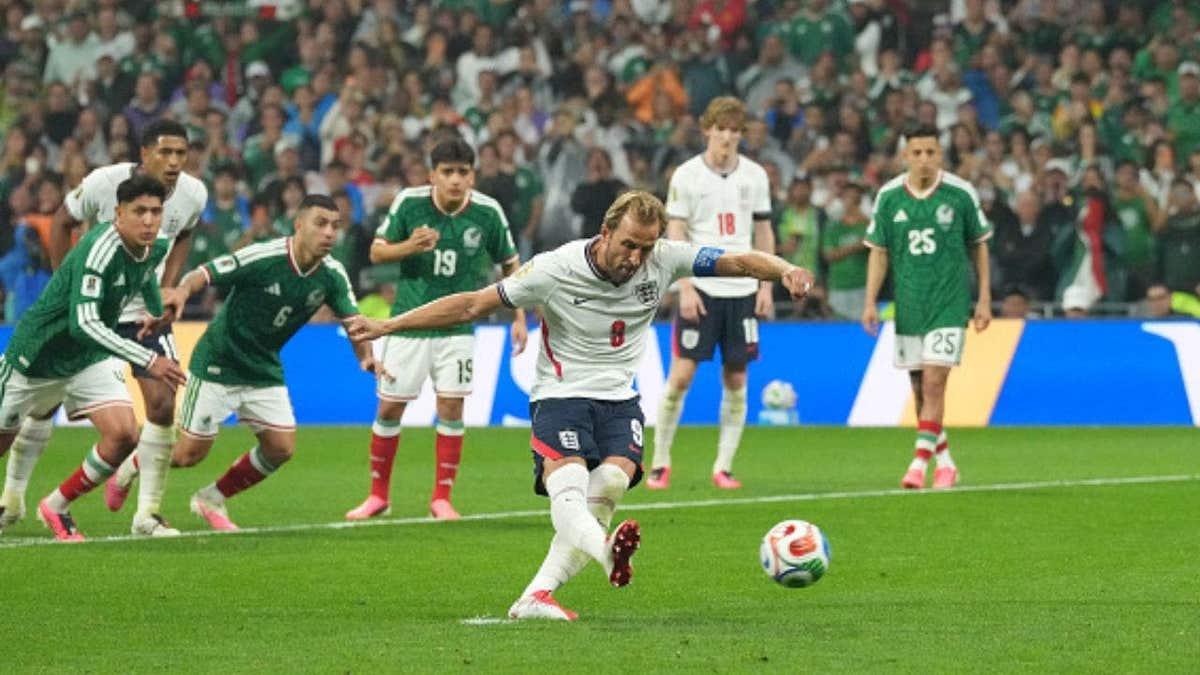 Momentos da partida entre México e Inglaterra na Copa do Mundo